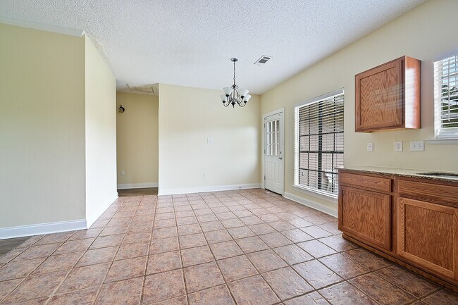 Foto del edificio - 17418 Deer Lake Ave
