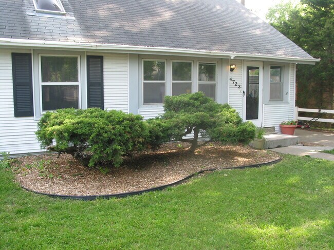 Front door with Enclosed front porch - 4723 Meredeth St