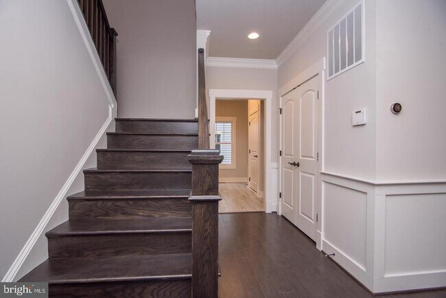 Foto del edificio - 6928 Regent Ln