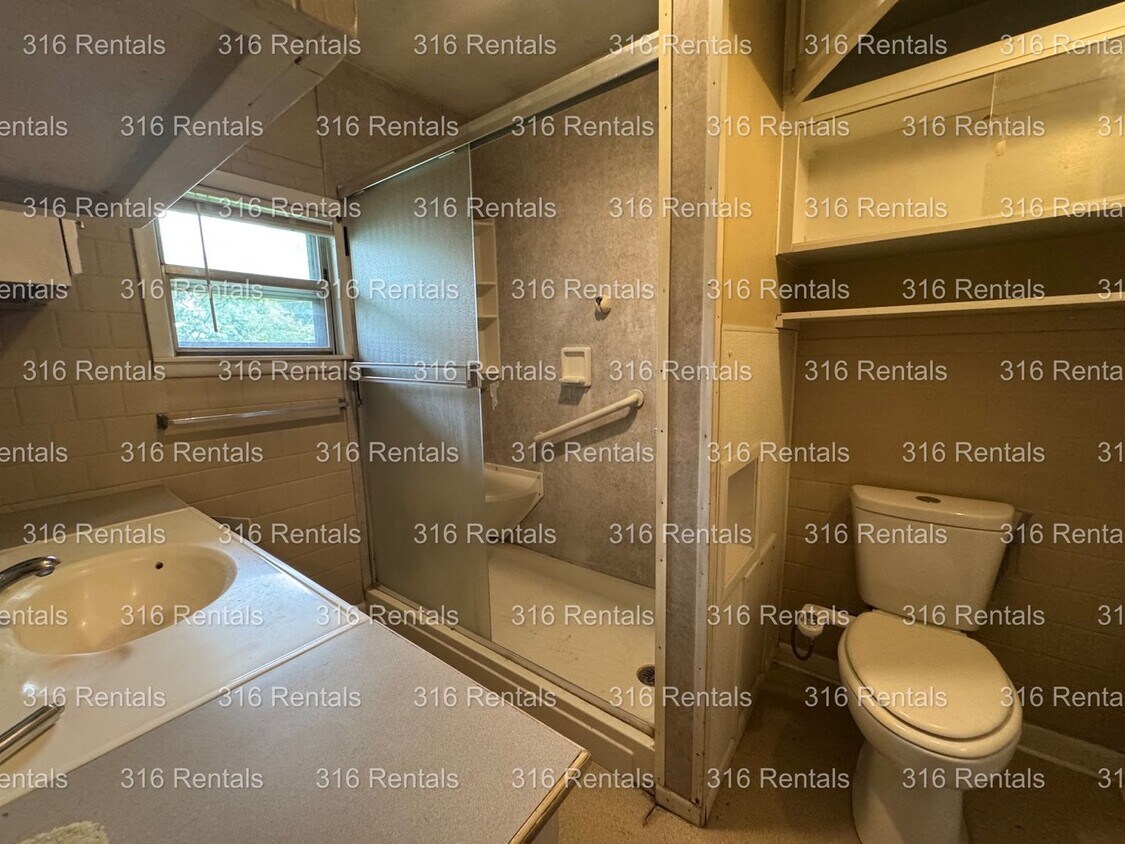 Primary Photo - $1150- 4 bed 2 bath - Single Family Home