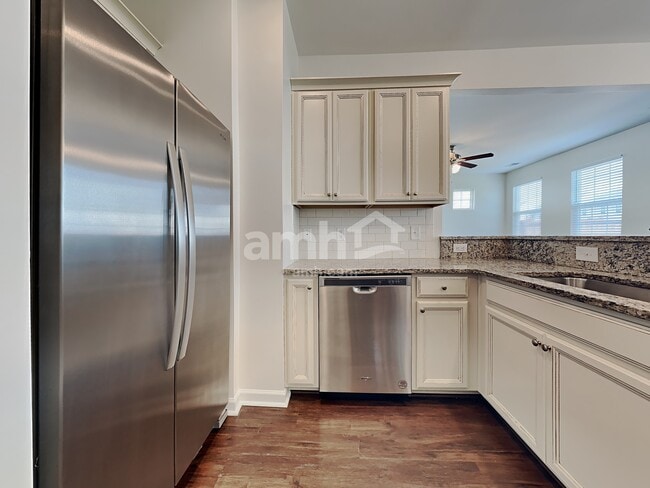 Building Photo - 626 Redbud Ln