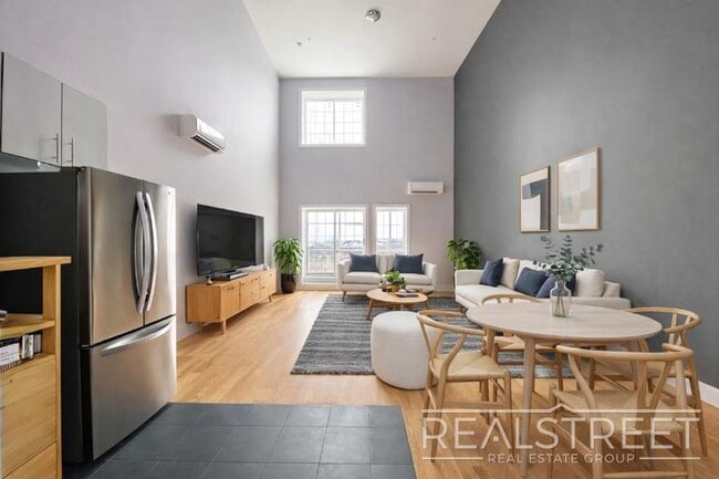 Building Photo - LUXURY PENTHOUSE 2 BR Loft WITH PRIVATE ROOF DECK in Queens! + 1 MONTH FREE!