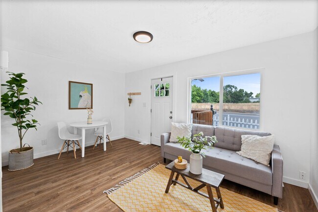 Foto del edificio - Dishman Area Home with Shop!