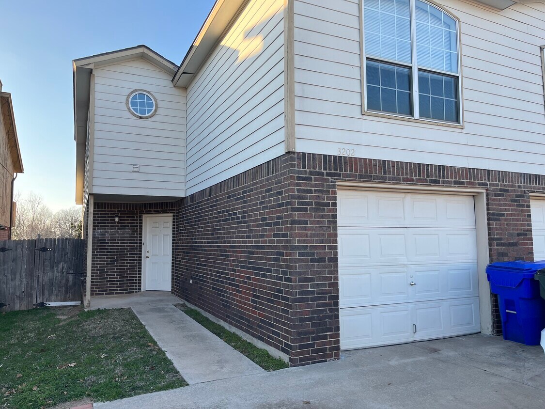 Primary Photo - 3202 Ridgecrest Ct