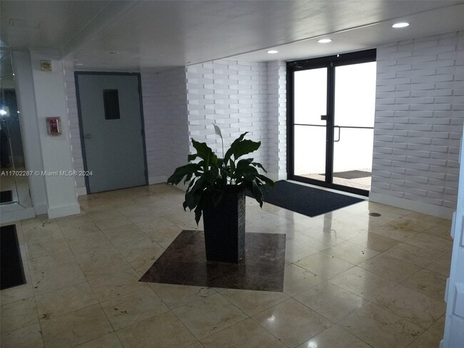 Foto del edificio - 17011 N Bay Rd