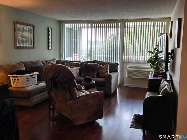 Foto del edificio - 1 Strawberry Hill Ave