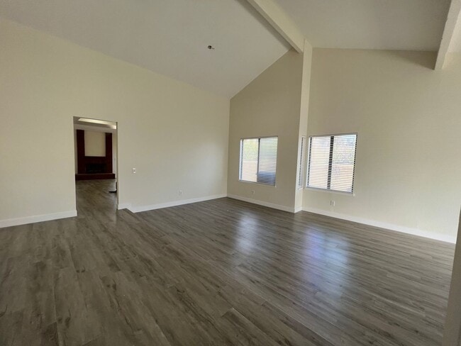 Building Photo - Beautiful: 3 Bedroom 2 Bath Single Family ...