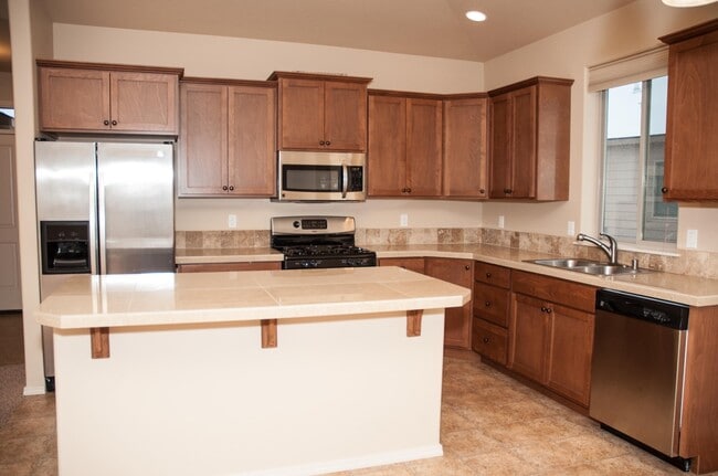 Building Photo - 3 bd. 2 bath Rambler Available November 10!