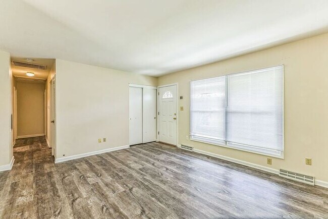 Foto del edificio - Recently Updated Rambler with 1 Car Garage...