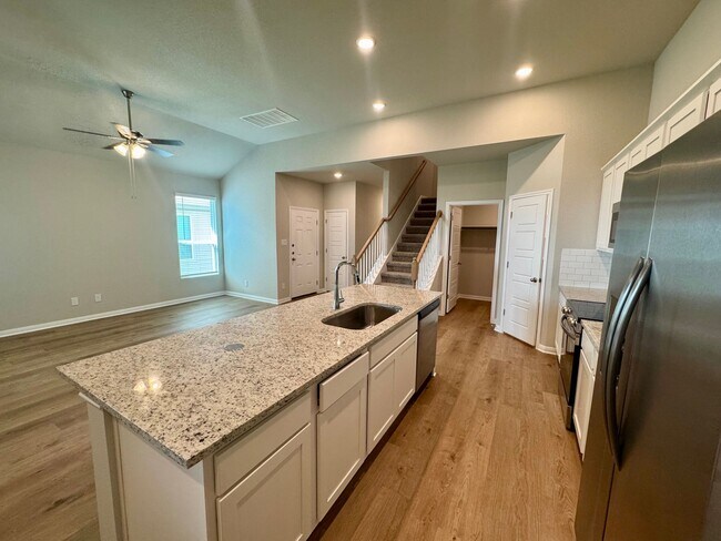 Foto del edificio - Stunning 4x2.5 Luxury Duplex in Buda, TX!