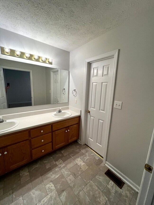 Building Photo - 7112 Overland Ct