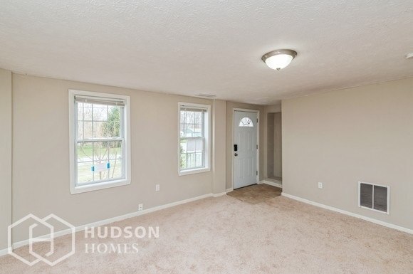 Foto del edificio - 7038 Lake Rd