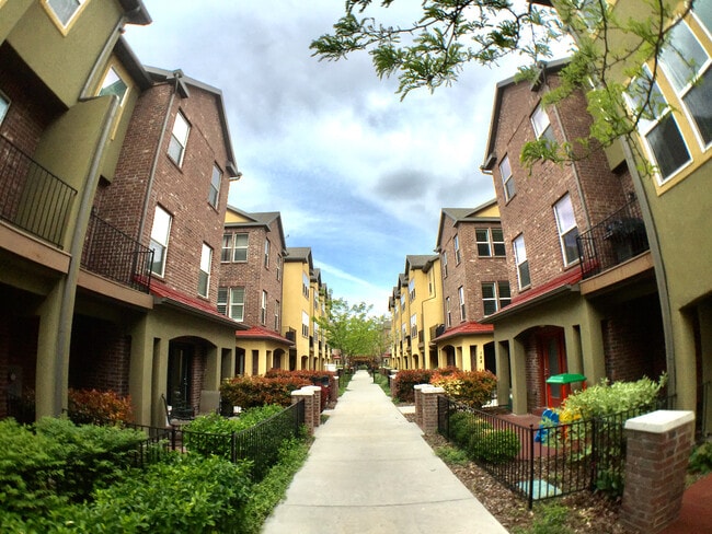 Building Photo - 176 W Barry Links Way