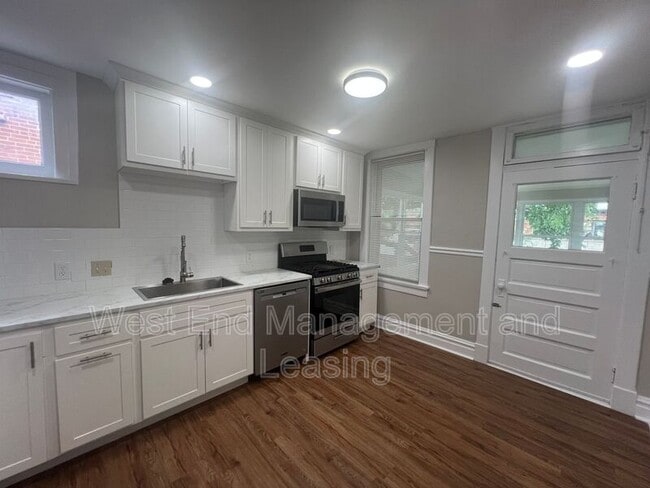 Building Photo - 1018 Commodore Dr