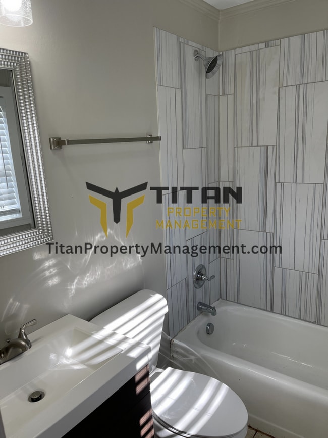 Building Photo - 1bed Renovated Downtown Duplex