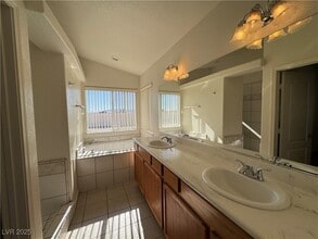 Building Photo - 5421 N Fleetwood Pl