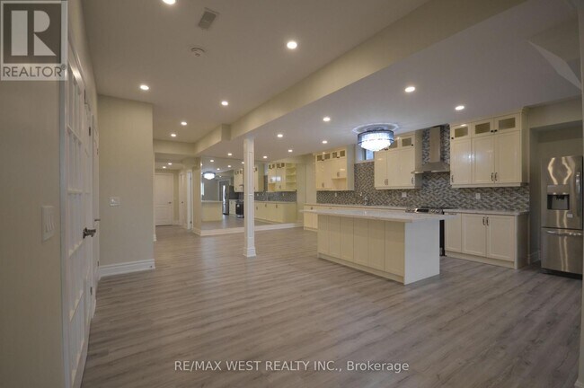 Photo du bâtiment - 165 Woodgate Pines Dr