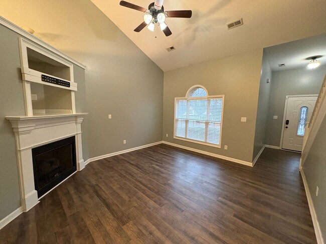 Building Photo - Lovely 3 Bed 2 Bath Raeford Home