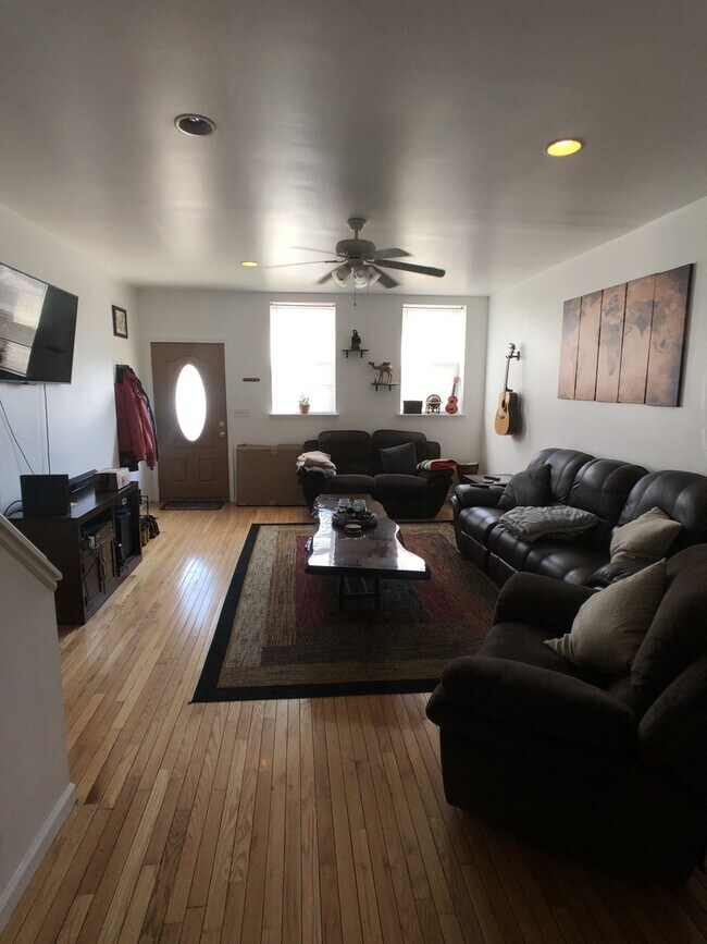 Foto del edificio - Modern 3-Story, 4 Bedroom , 2.5 Passyunk S...