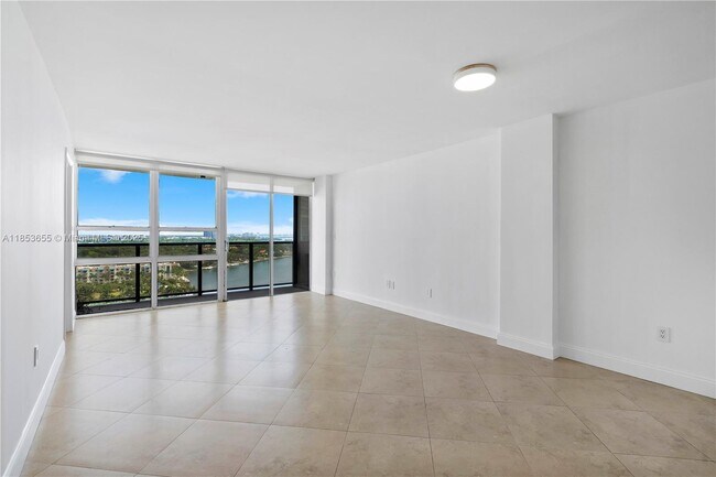 Foto del edificio - 600 NE 36th St