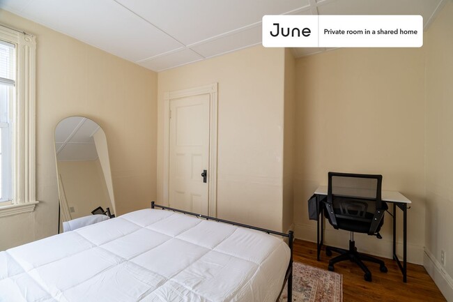 Building Photo - Private bedroom in 4 bed/1 bath Home