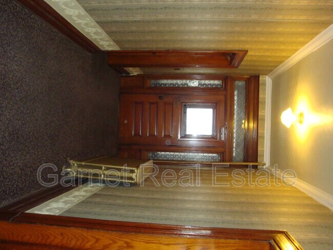 Building Photo - 583 Lincoln Ave