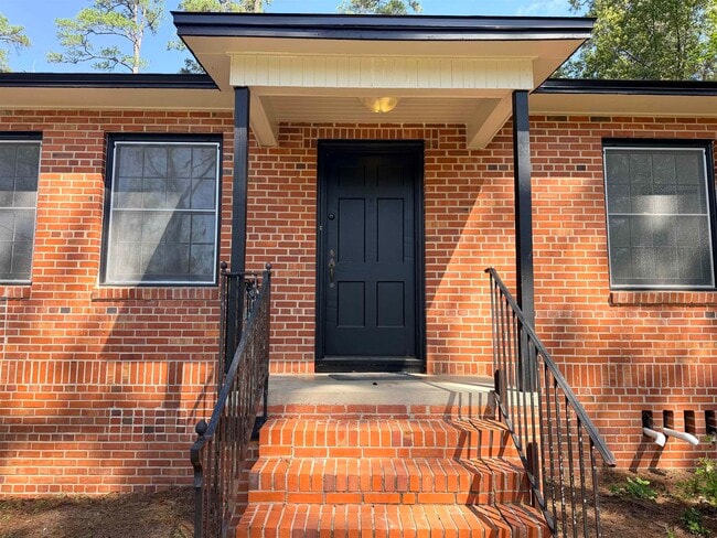 Building Photo - 1024 Cherokee Dr