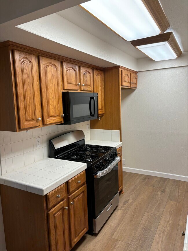 New stove and microwave - 16609 Prairie Ave
