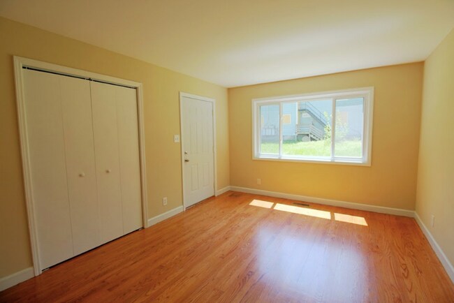 Foto del edificio - 2 Bedroom Apartment Located 1 Block From Duke's East Campus!