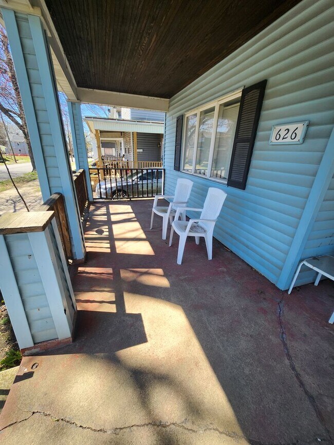Foto del edificio - Upper 3 bedroom on east side