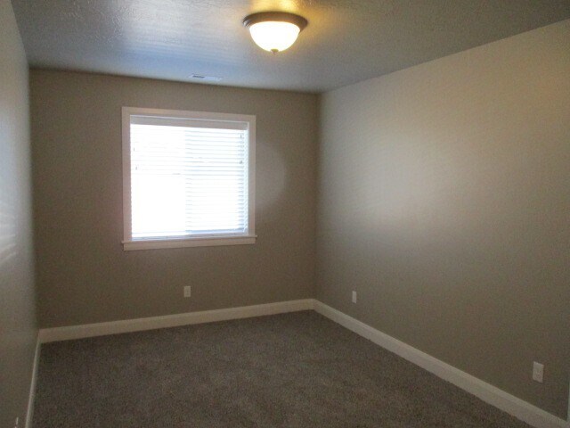 Building Photo - 3 Bed 2.5 Bath -Newer town home living in ...
