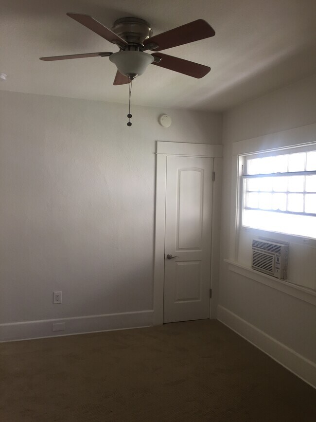 Building Photo - 484 S Los Robles Ave