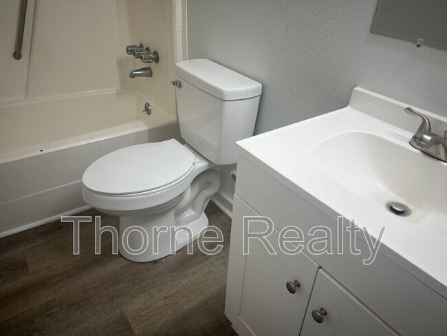 Building Photo - 104 Nandina Ct