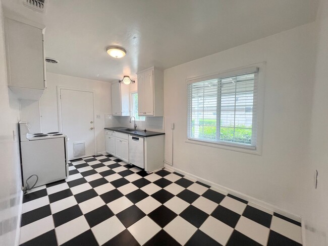 Building Photo - Moddison Duplex