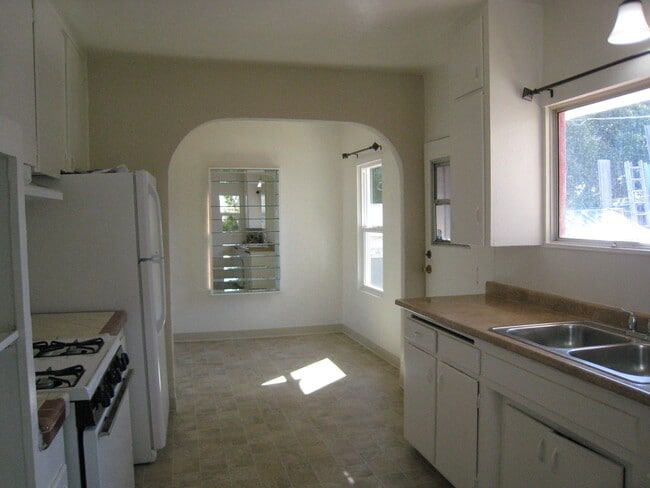 Building Photo - 4220