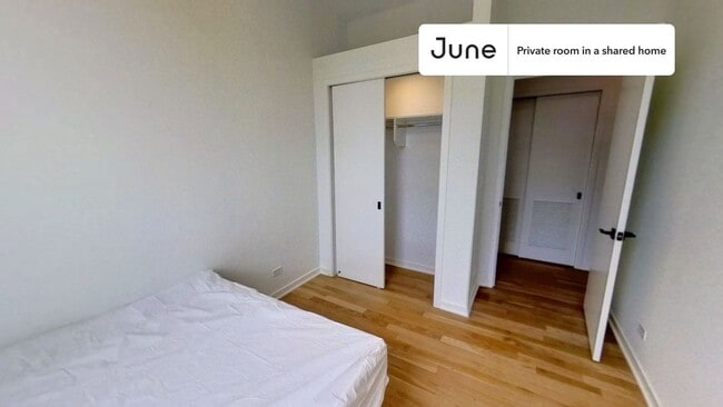 Building Photo - Private bedroom in 4 bed/3 bath Home