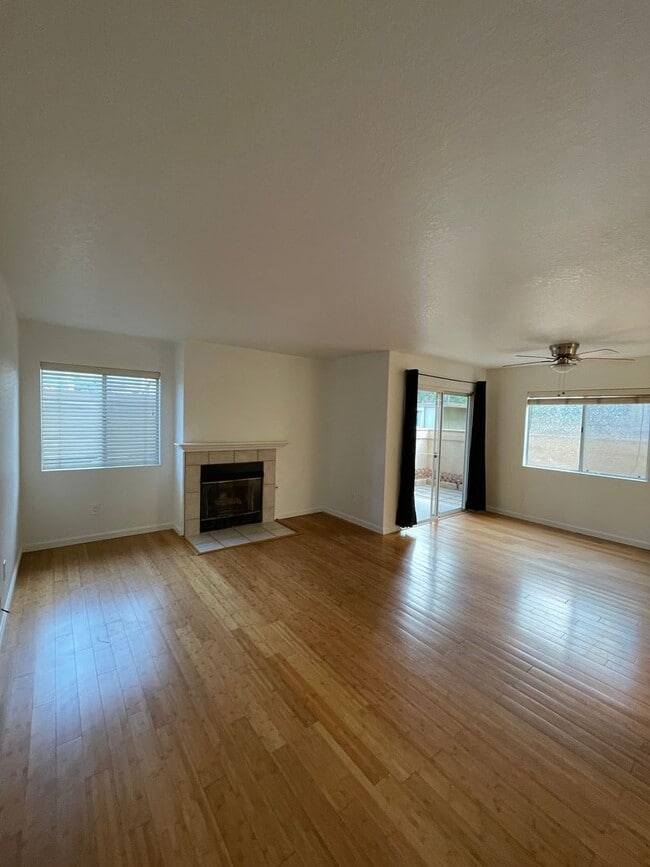 Building Photo - Fantastic 2br/2Ba Bottom Floor Condo in Th...
