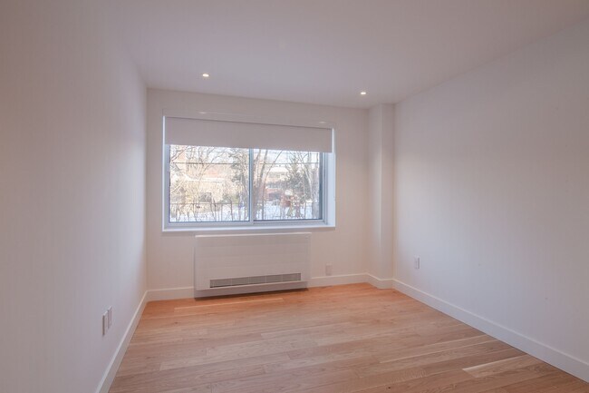 Building Photo - 4555 Av. Bonavista