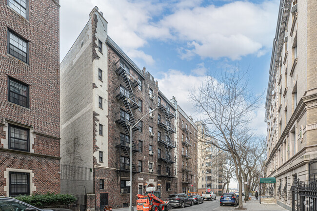 Building Photo - 8-10 Clark St