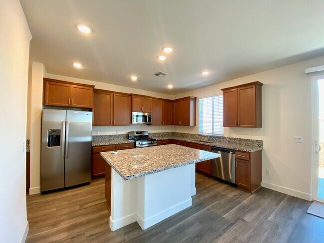 Foto del edificio - Brand new 4 bedroom solar home!