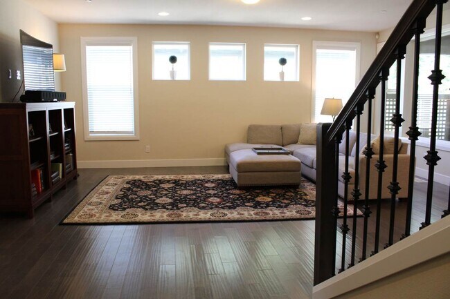 Building Photo - Spacious Luxury Home in Gated Community Ne...