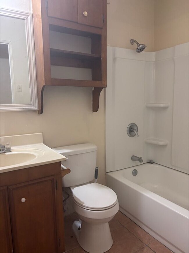 Foto del edificio - 1735 Woody Dr