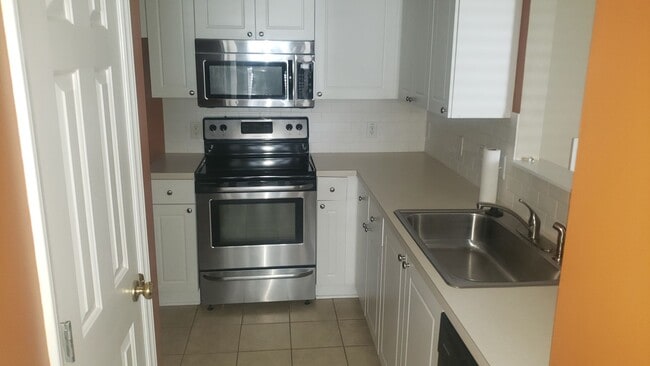Building Photo - Charming 2Br 2.5Ba Townhome with Garage in...