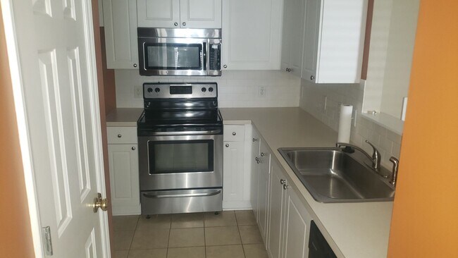 Foto del edificio - Charming 2Br 2.5Ba Townhome with Garage in...