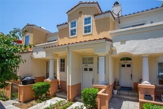 Building Photo - 1002 S Rossano Way