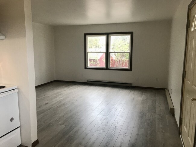 Building Photo - 2 Bedrooms, 1 Bathroom Northside Apartment - Close to River Prairie Center