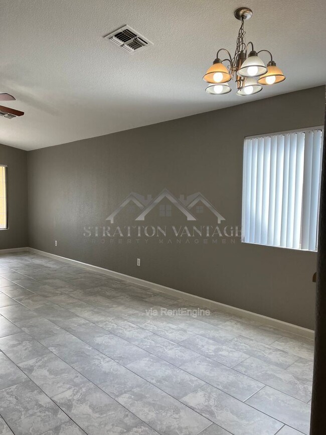 Building Photo - 830 E Geona St