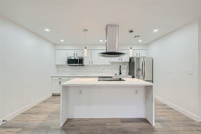 Foto del edificio - QUALITY DESIGNER Remodeled Condo in a Guar...
