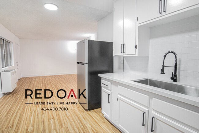 Building Photo - Fantastic, Bright, Spacious, and Completel...