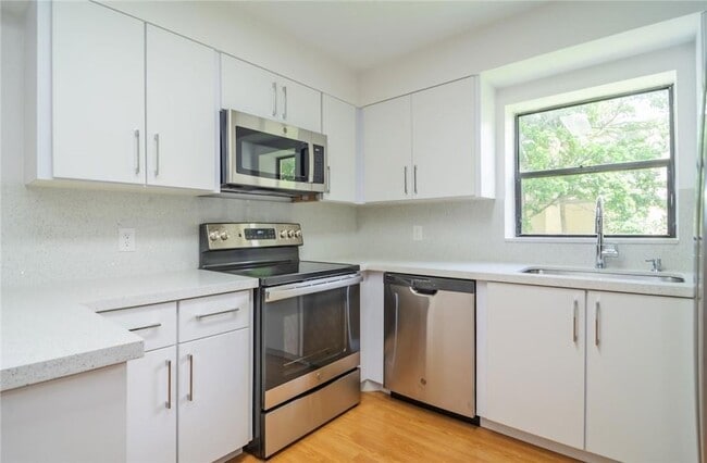 Building Photo - 491 Racquet Club Rd